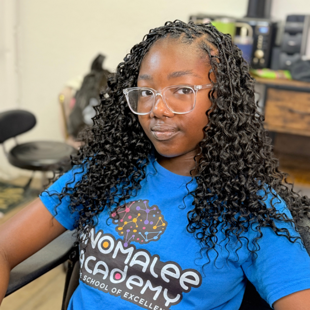 Miracle Knots (Feed-in) at Dollz Beauty Bar in Coral Springs, FL