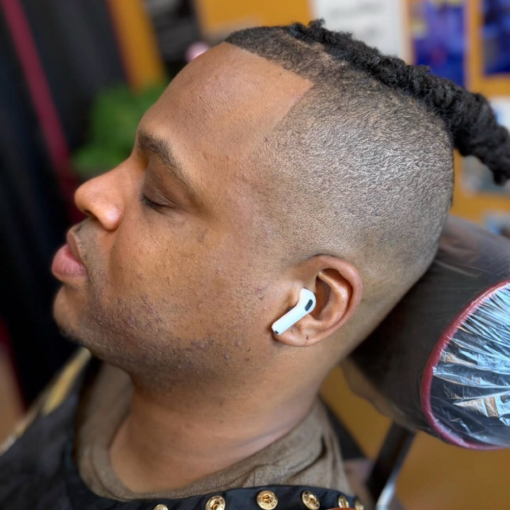 Men’s Haircut “only” at Smiley tha Female Barber in Cincinnati, OH