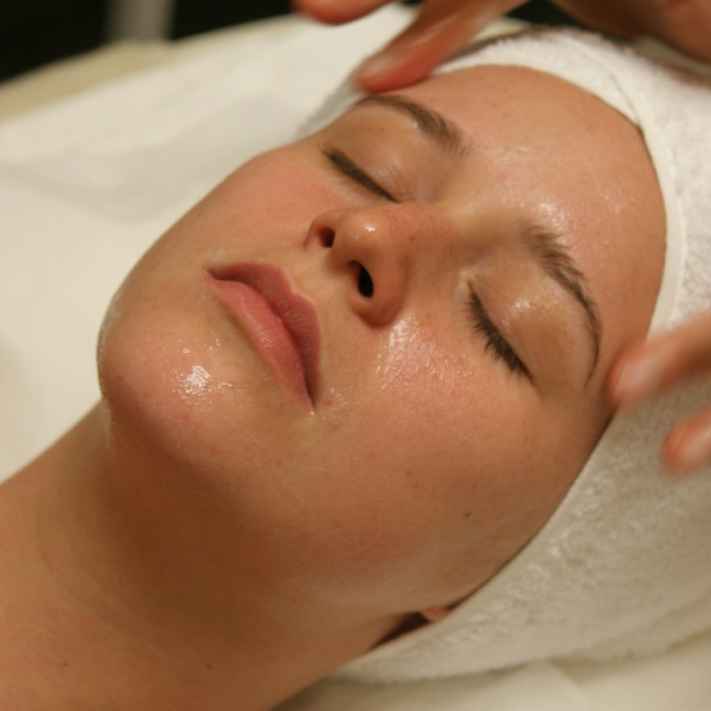 AAK Signature Facial
