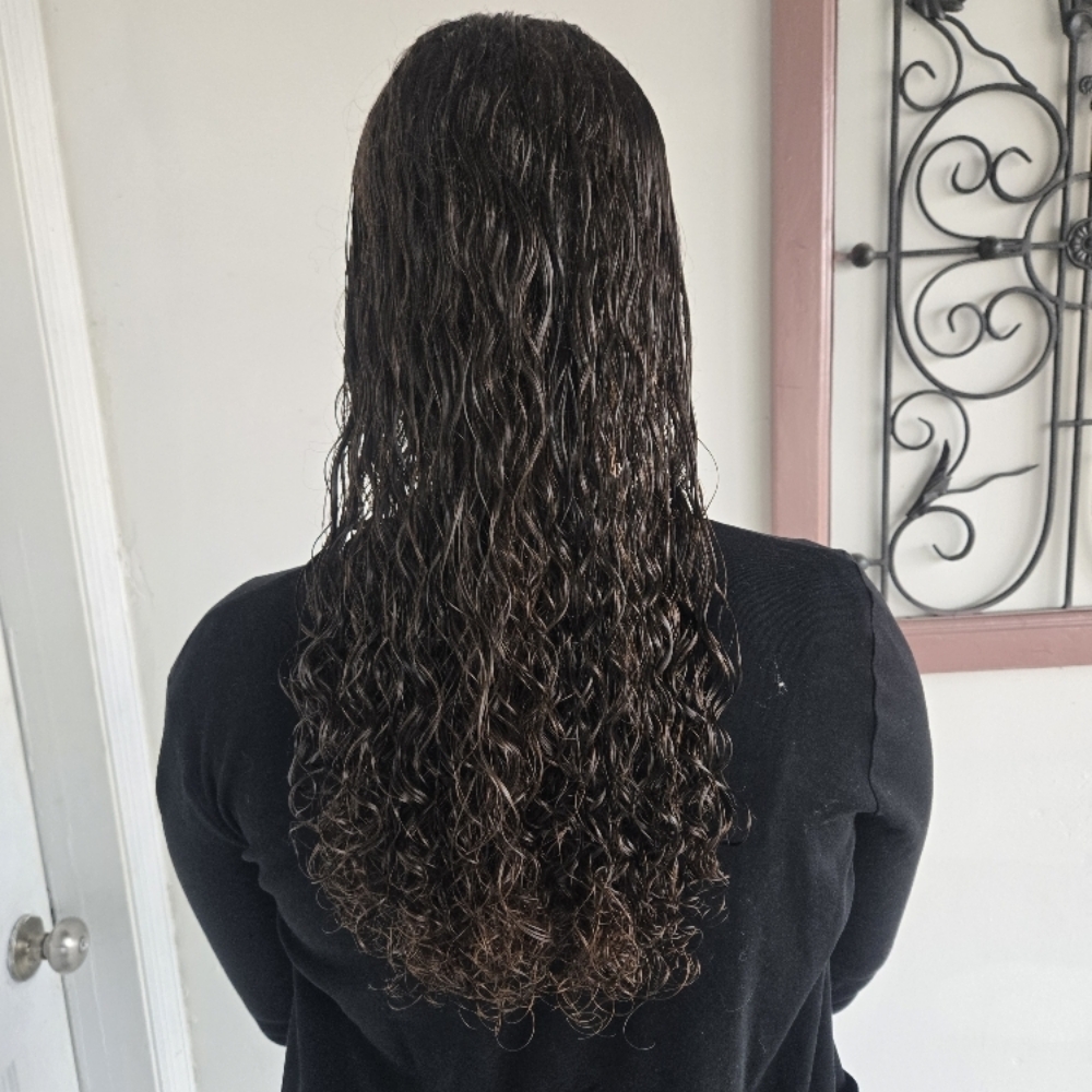 Deluxe Haircut at Hola Hermosa in Lyons, IN