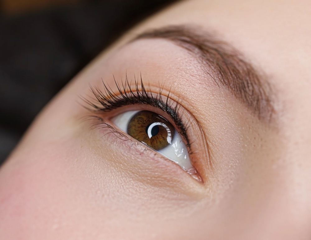 Eyeliner touch-up session