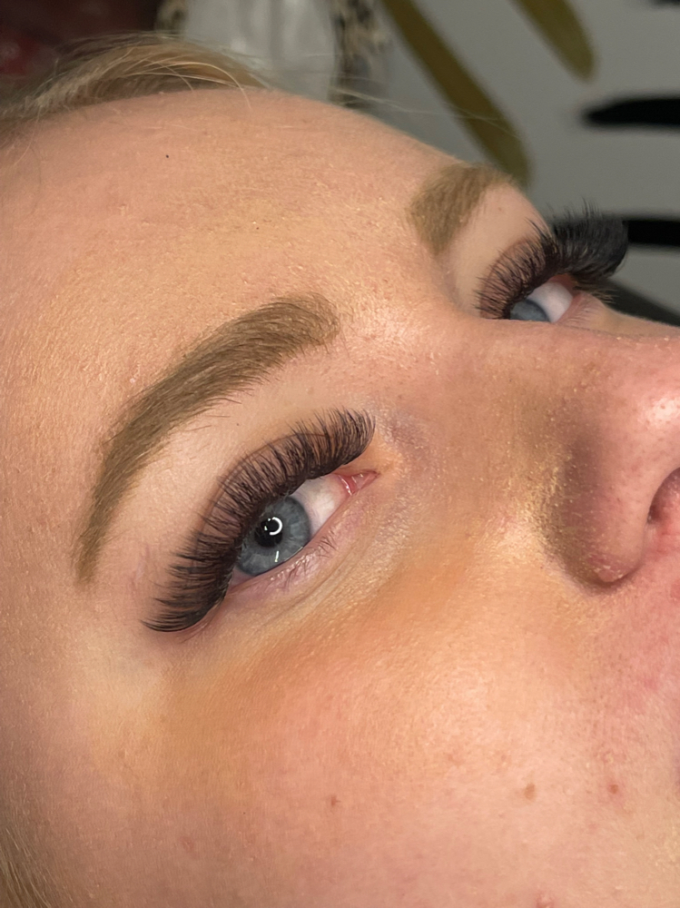 Lashes: full set MON+TUES ONLY)