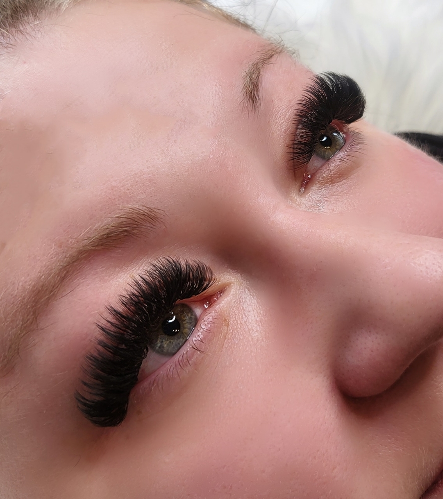 Full Set Mega Volume Lashes