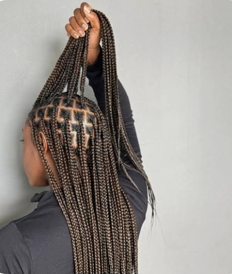 knotless braids at De lux beauty bar in New York, NY