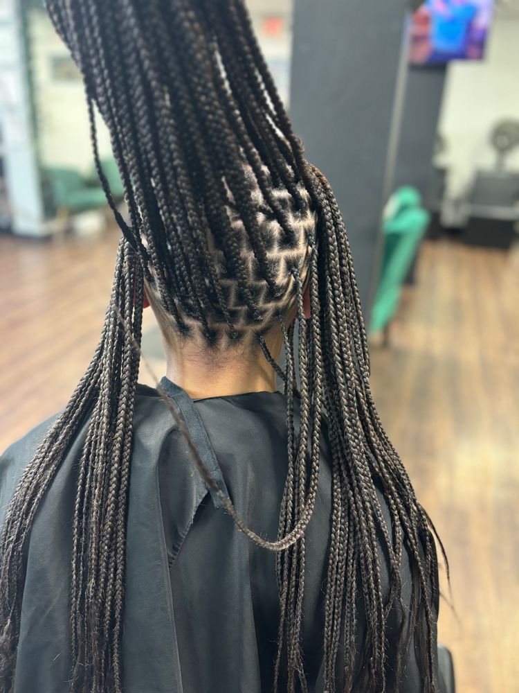 Smedium Knotless at Tha Jt Way llc in Lorain, OH