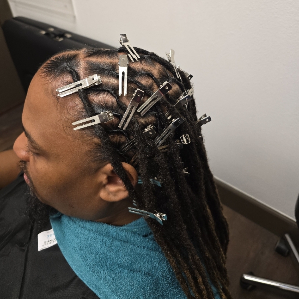 Lock's Retwist at EXOTIC NAILZ & STYLEZ LLC in Chicago, IL