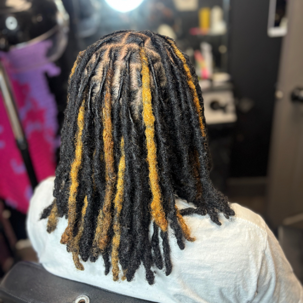 Color Bleach tips/Highlights at DiamondDLocs in Fort Myers, FL