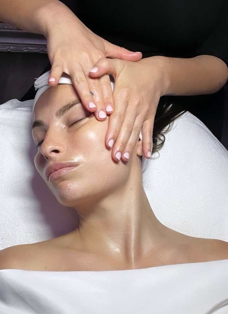 Glossy Facial