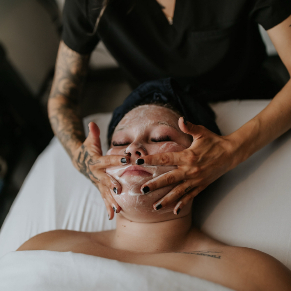 Runway Radience Glo2 Facial