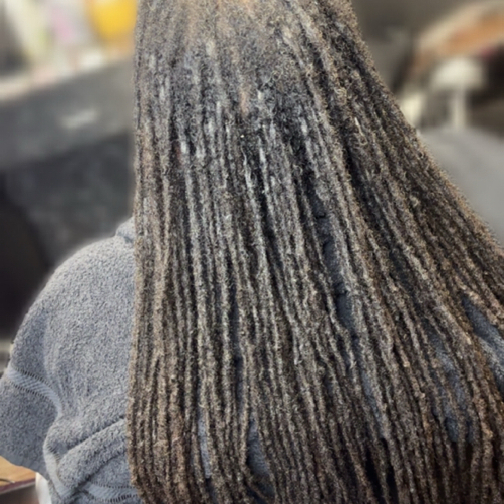 Middle Back Length at DiamondDLocs in Fort Myers, FL