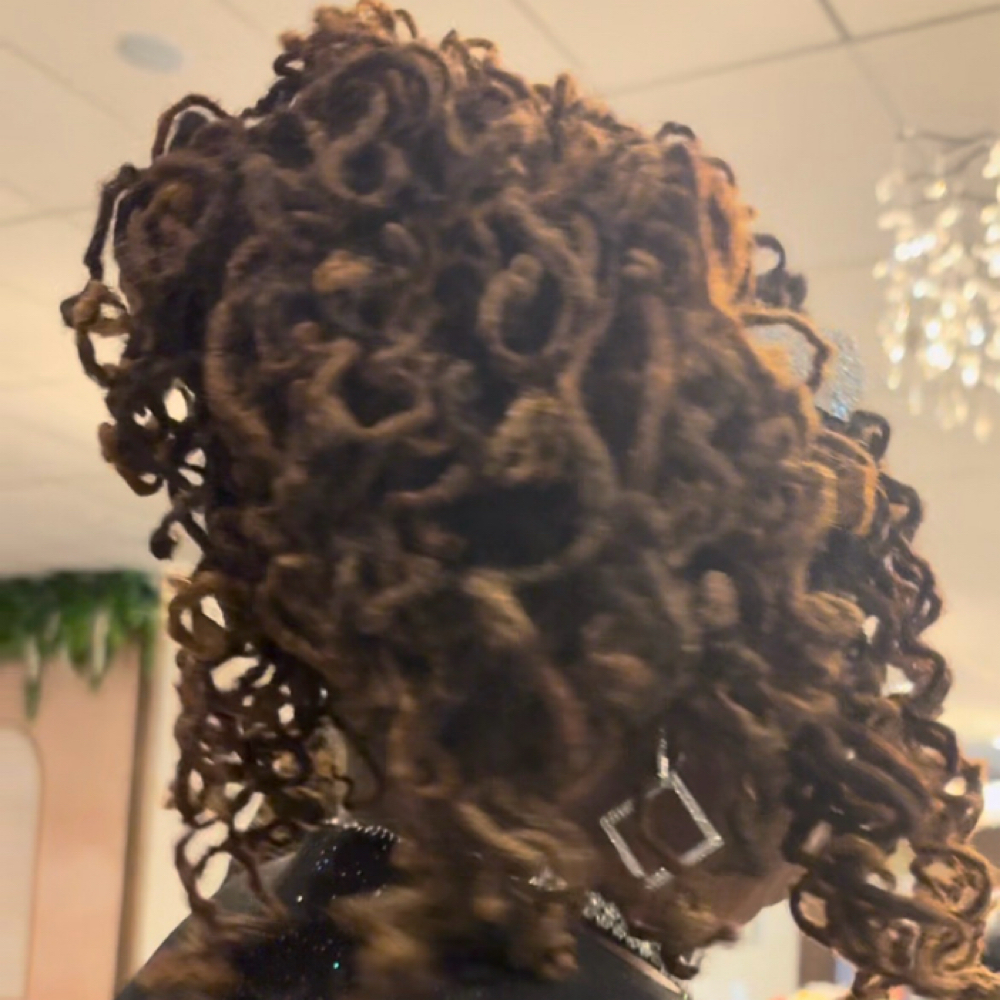 Retwist w/pipe cleaners at Thahairtherapist in Houston, TX