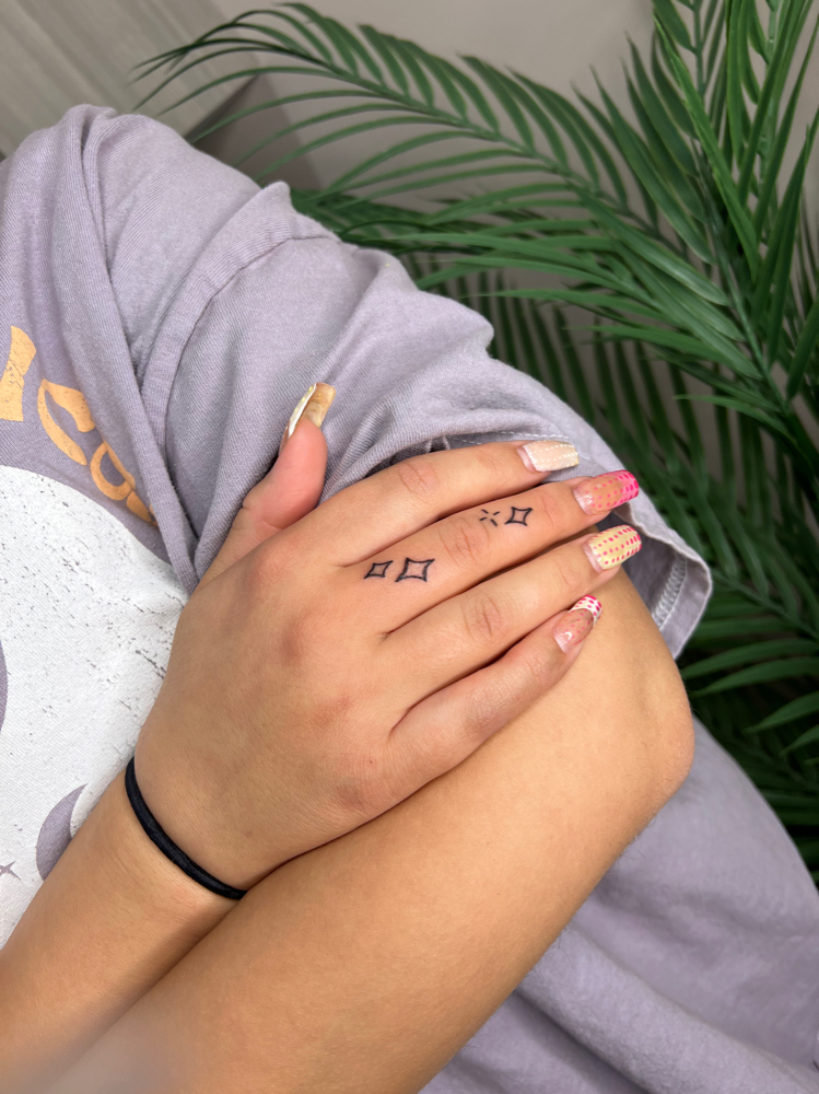 HAND / FINGER TATS