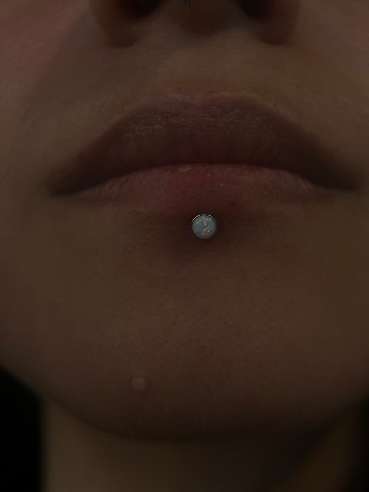 Lip (center)