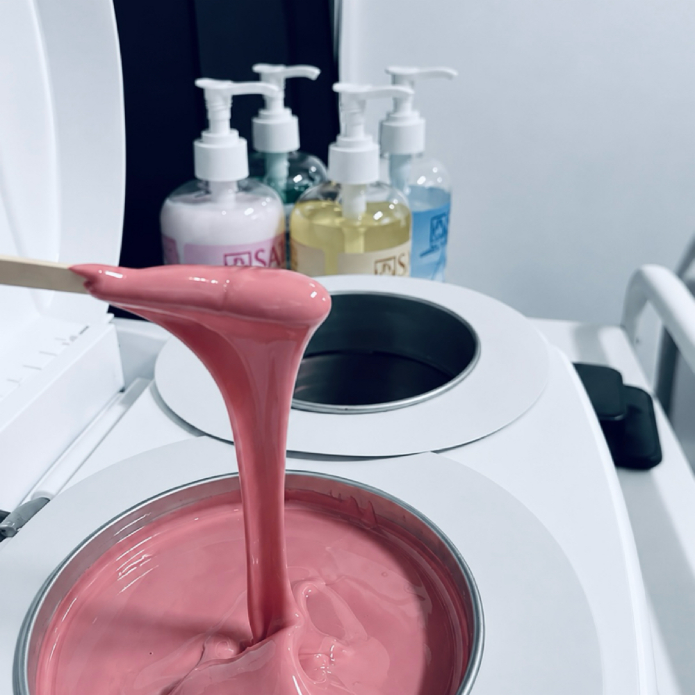 BROW WAX at 𝓼𝓮𝓿𝓮𝓷 14 𝓼𝓽𝓾𝓭𝓲𝓸 in Keego Harbor, MI