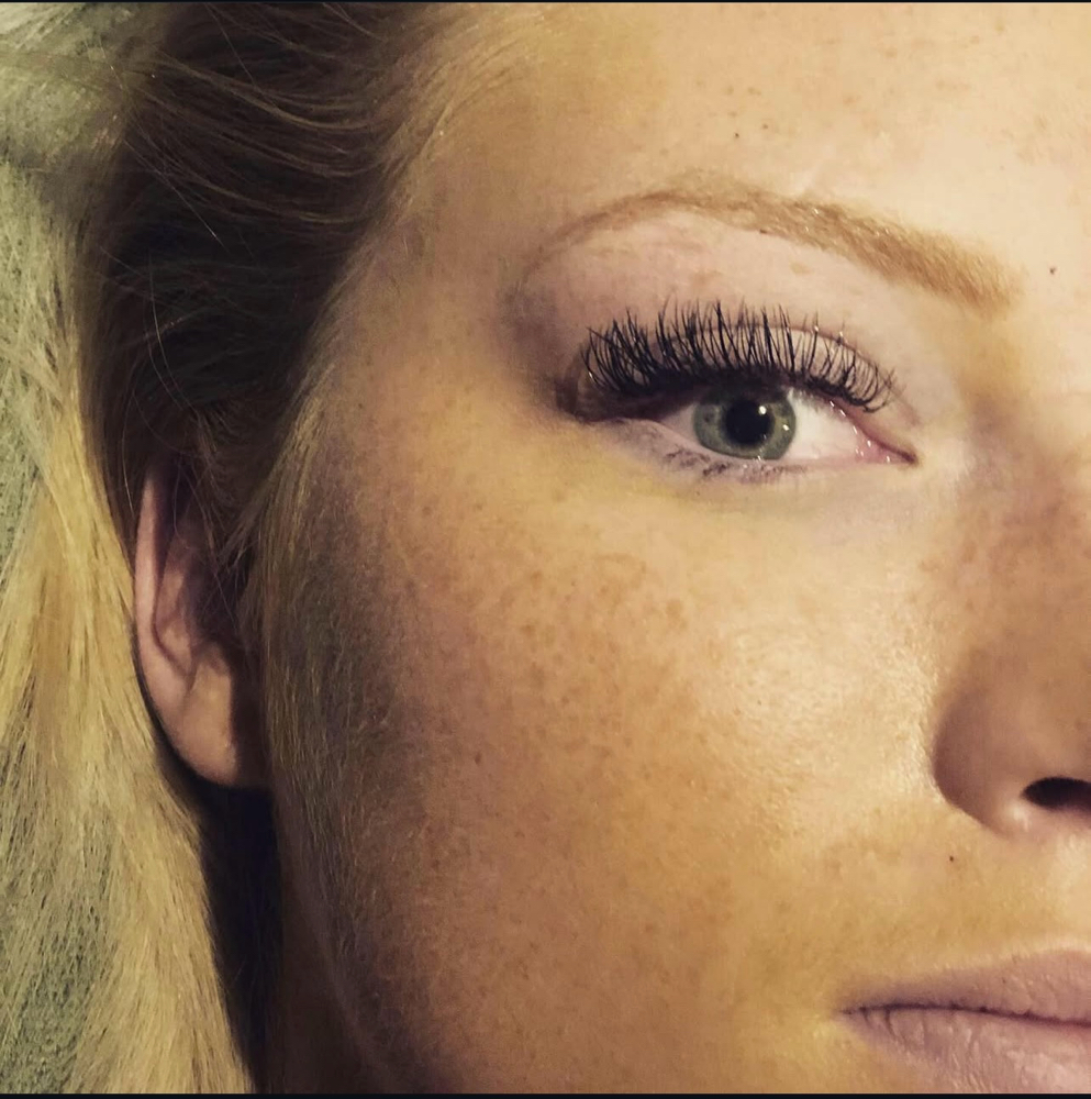 Full Set of Eyelash Extensions