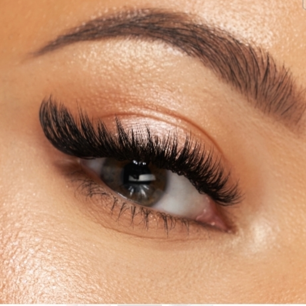 Foxy Lash Set at Roxxy Esthetics in Dekalb, IL
