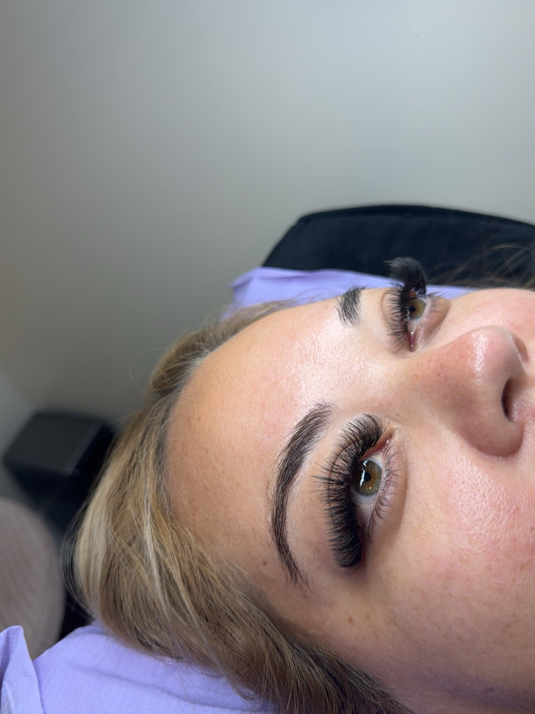 MEGA VOLUME LASHES