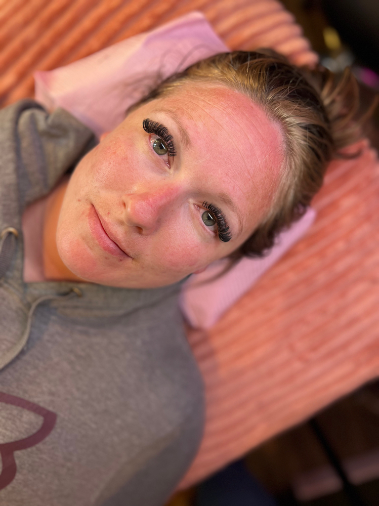 Mini Lash Fill at Refine Beauty Bar in Saint Helens, OR