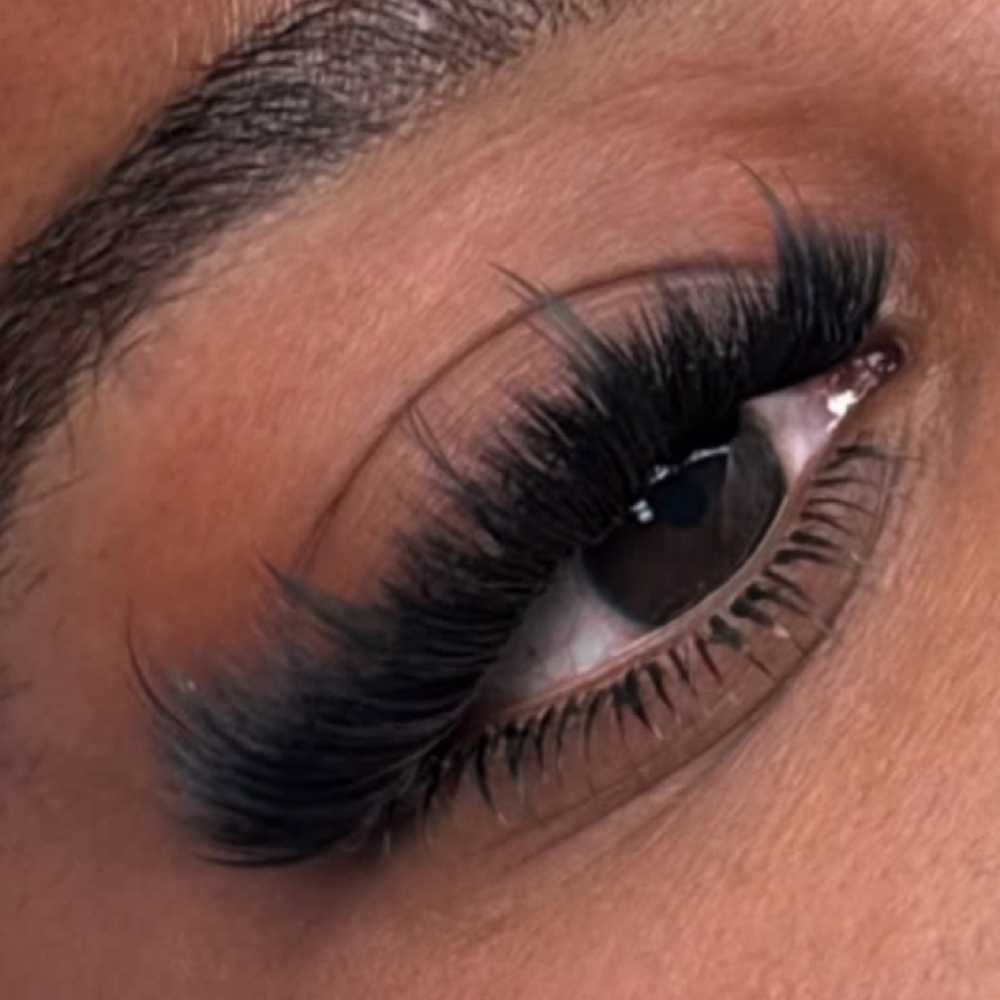 Lash clusters With Bottoms at Addictive Beauty Academy in Apopka, FL