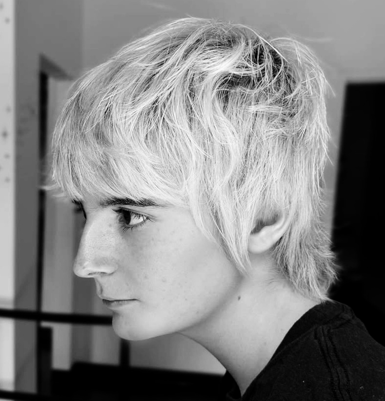 HAIRCUT: SHORT: SCISSOR/RAZOR
