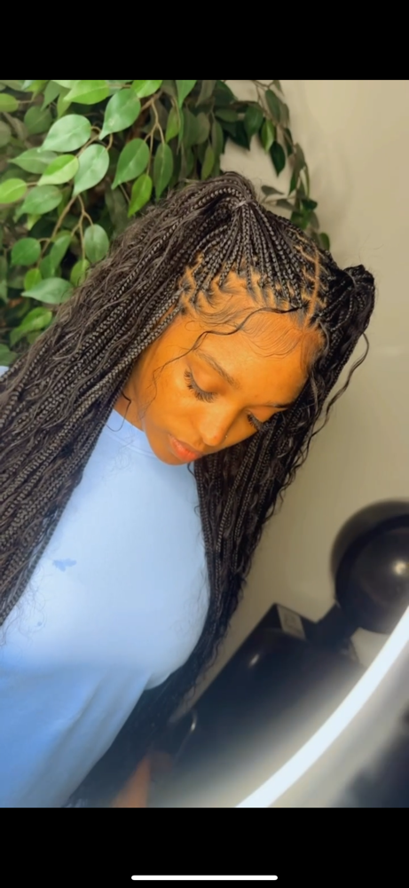 Small Goddes Knotless