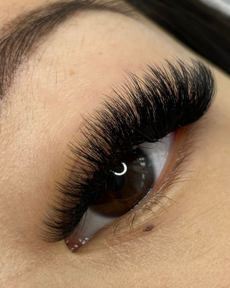 Volumen Lash extension at LUXOR BEAUTY BAR in ALPHARETTA, GA
