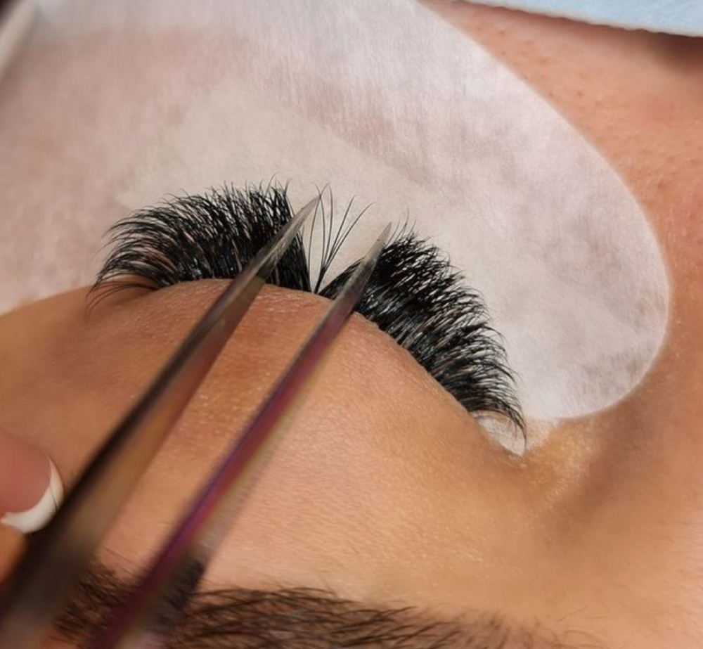 Medium/hybrid Lash Fill at K.E. Beauty by Kelsey Roach in Niles, OH