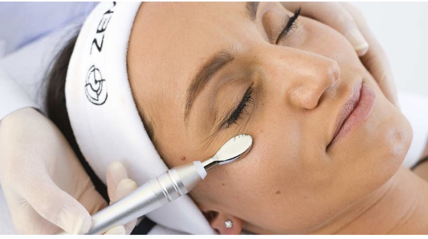 FACIAL & EYE RENEWAL TREATMENT