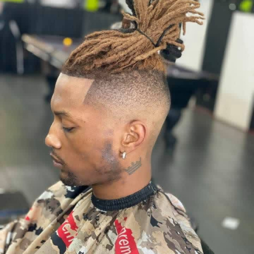 Taper Or Clean Up at Africana Star Salon in Los Angeles, CA