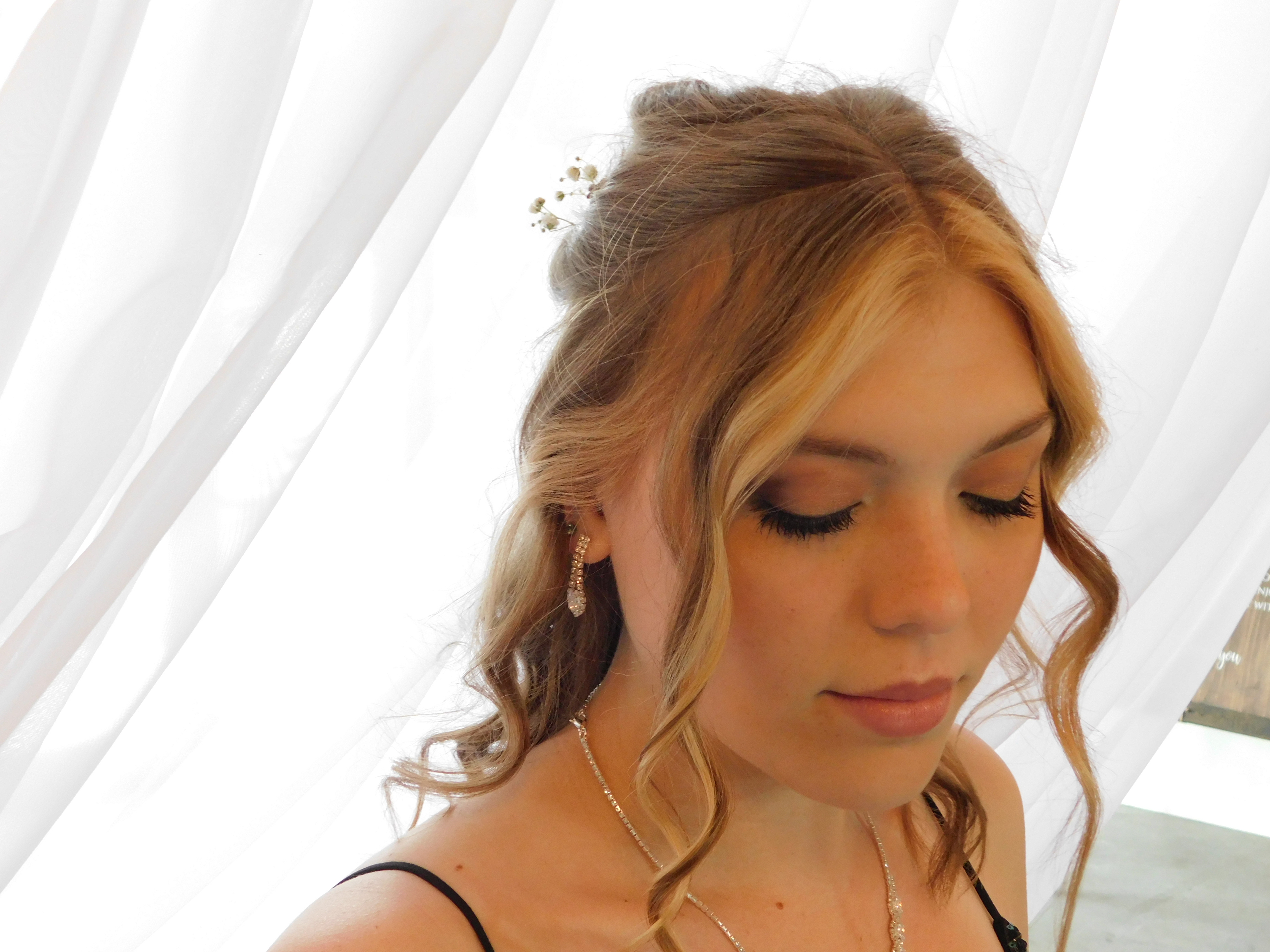 Formal natural makeup