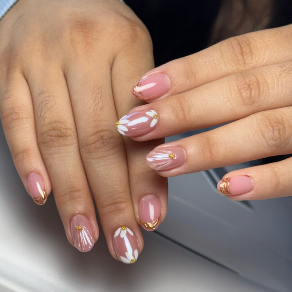 Medium Nail Art (Decorción Mediana) at Atbeautystudiochi in Oak Lawn, IL