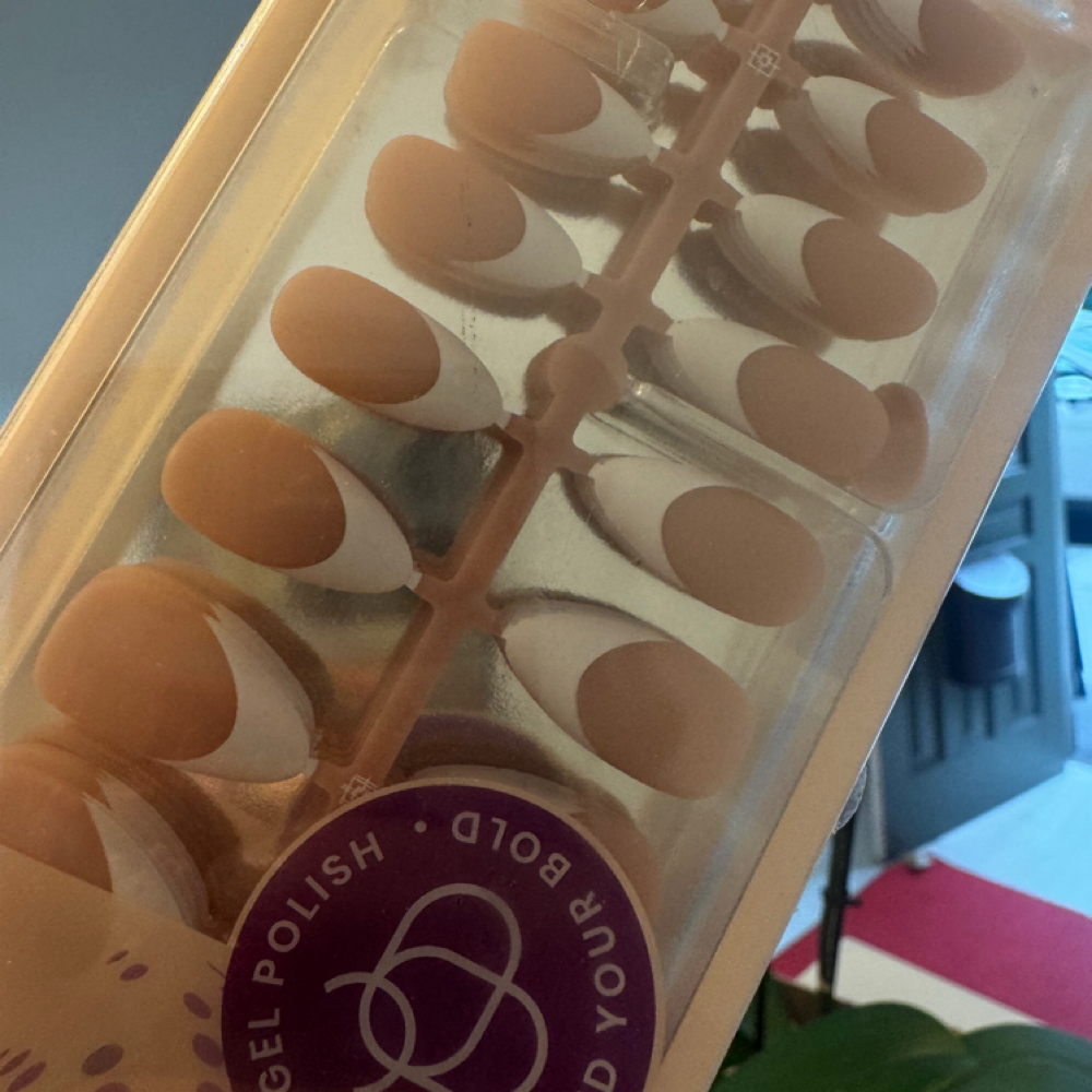Presson Application at Sachi Nails and Body Spa in Yonkers, NY