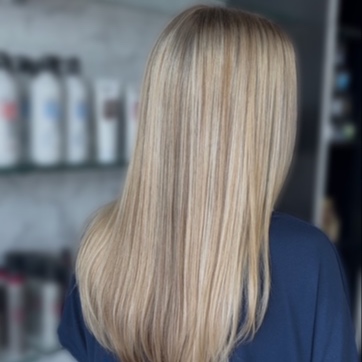 Full Head of Highlights at thesalonbar in Tomball, TX