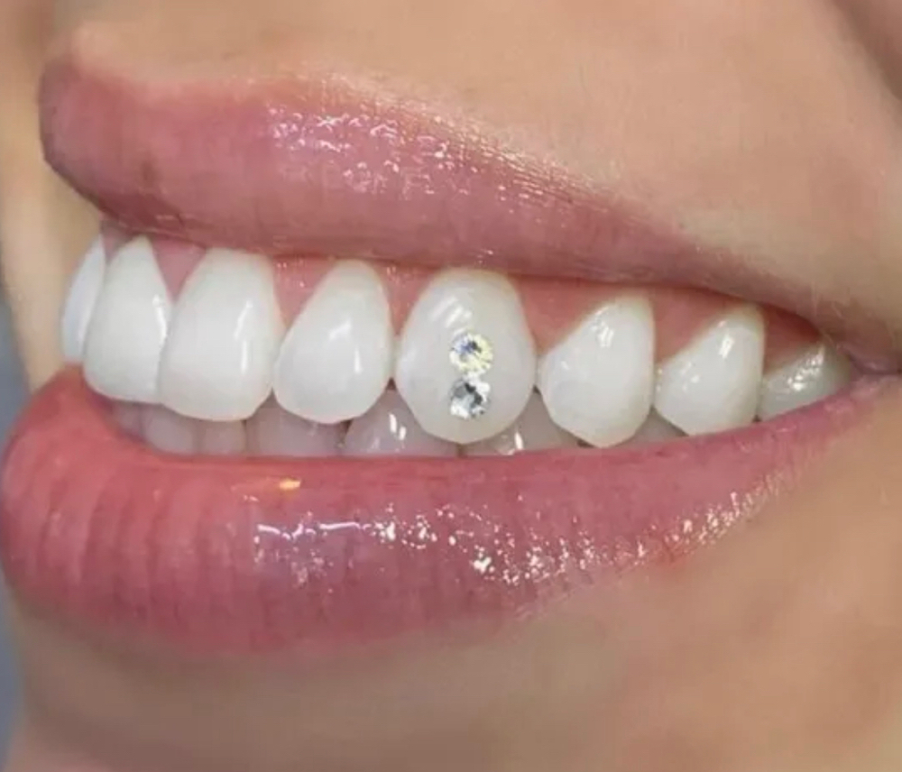 2 Swarovski Gems at Av.nue Bar AV Lashes in Peoria, AZ