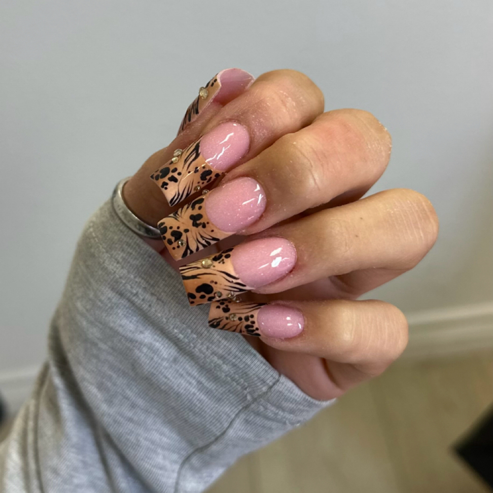 Medium Full Set at @bysusyy in Victorville, CA