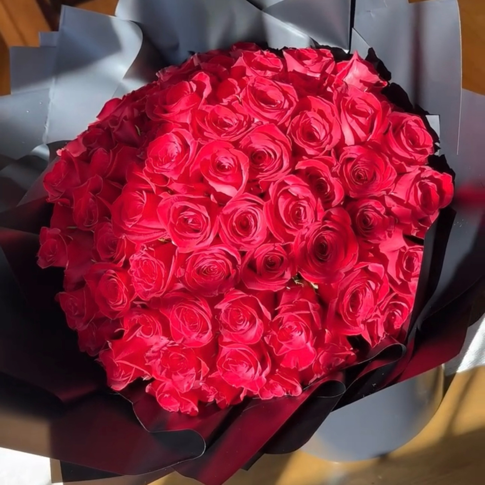 Extra Large Bouquet (70-75 Roses)