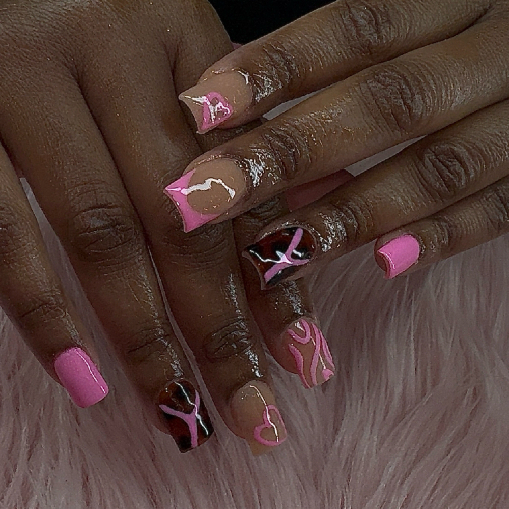 Short Nail Set w/ Design at DiamondKnails in Memphis, TN
