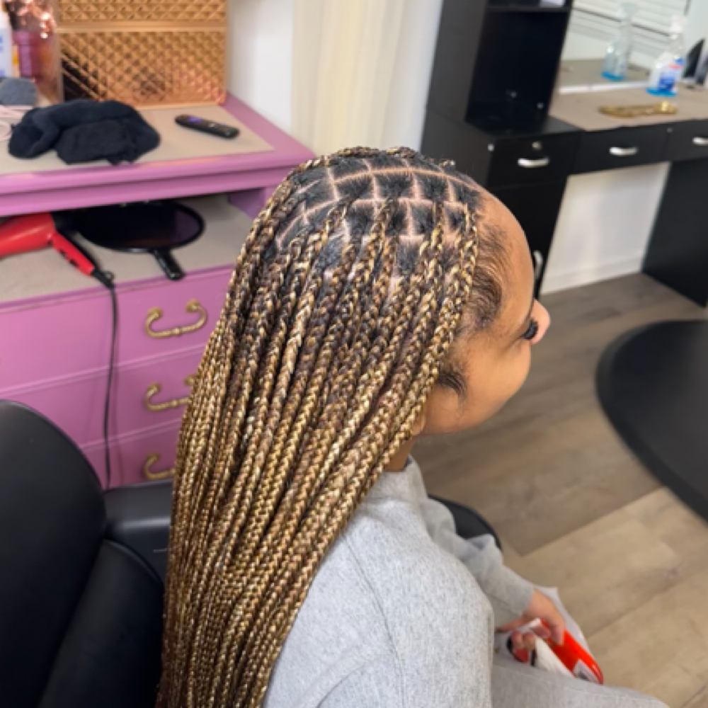 Classic Knotless (s) at HairByZhordanReignn in Smyrna, TN