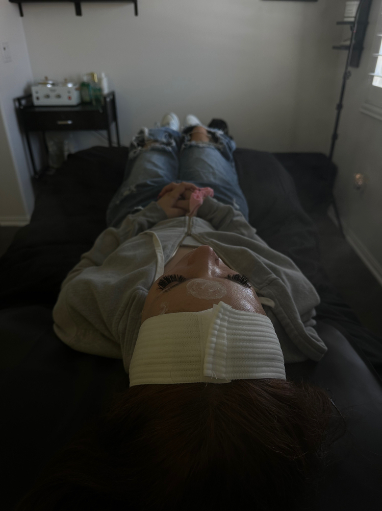 House call FACIAL/LASHES
