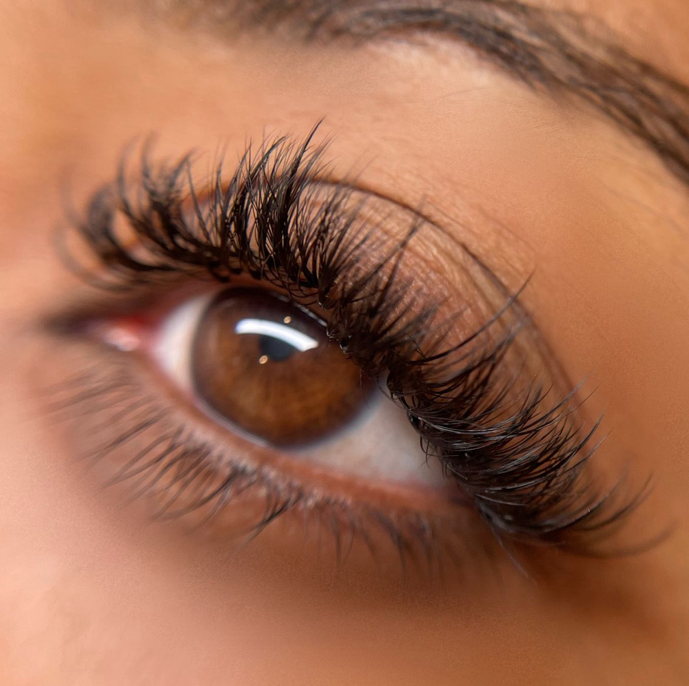 Hybrid Full Set Lashes at Madeupbymirandaa in Los Angeles, CA