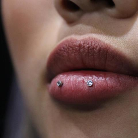 Horizontal Lip