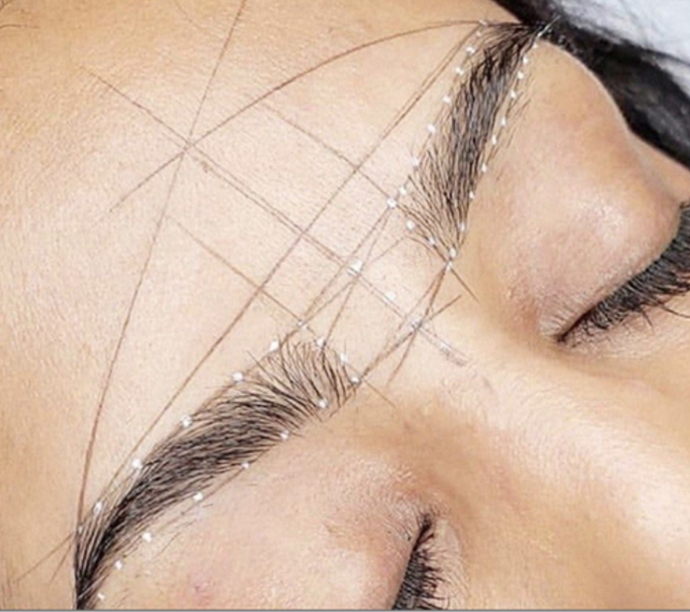 Brow Shaping (Wax/Thread)