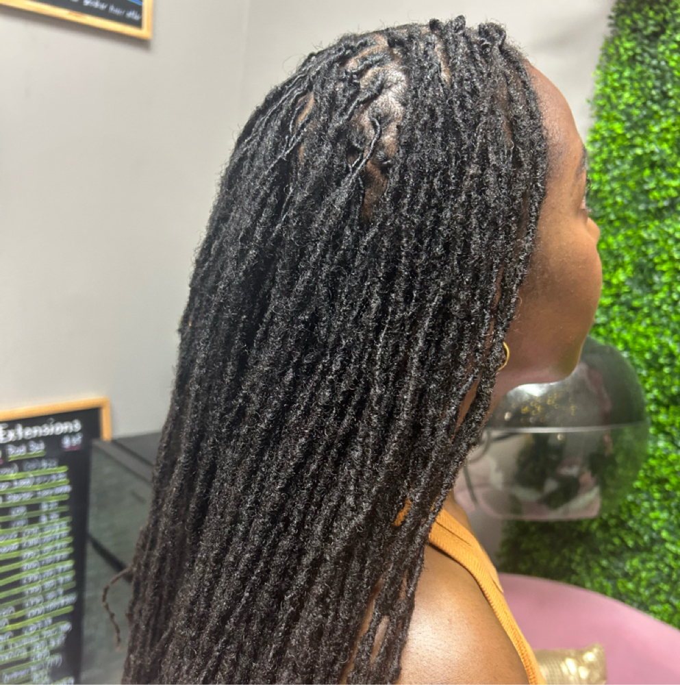 Sisterlock Palm Roll Retwist