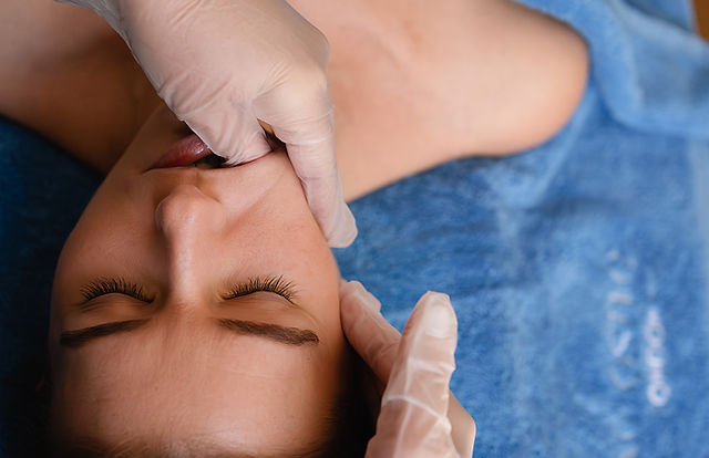 Sculptural Buccal Lifting Massage