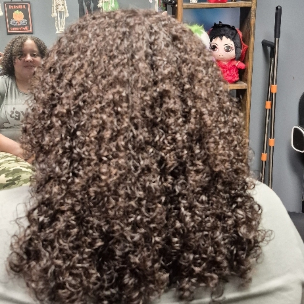Shampoo Style at Gortesque Beauty in Wyandotte, MI