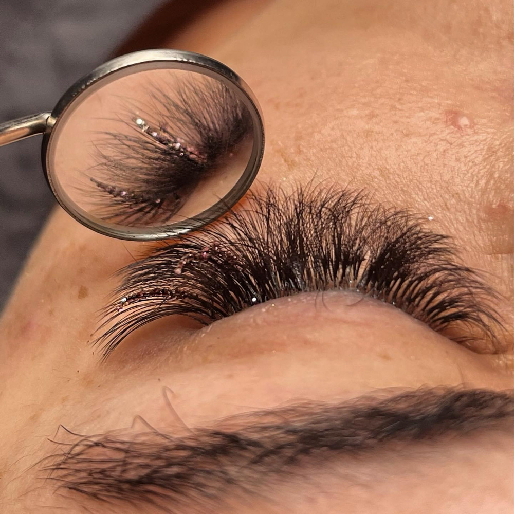 Glitter accent lash