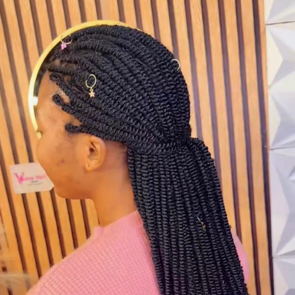 Ez Twist at Vanouhair beauty in Philadelfia, PA