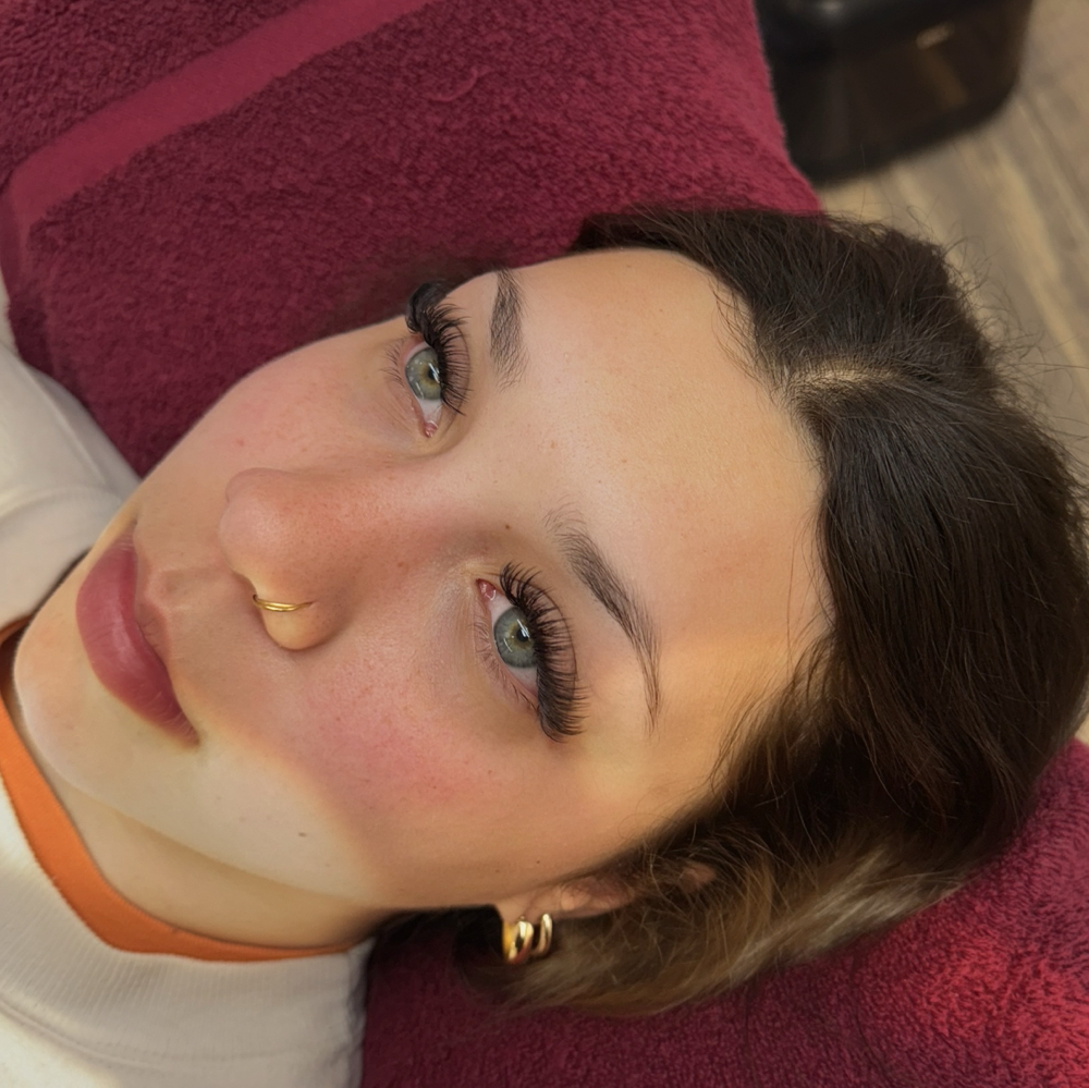 Hybrid/Light Volume Lash Extensions