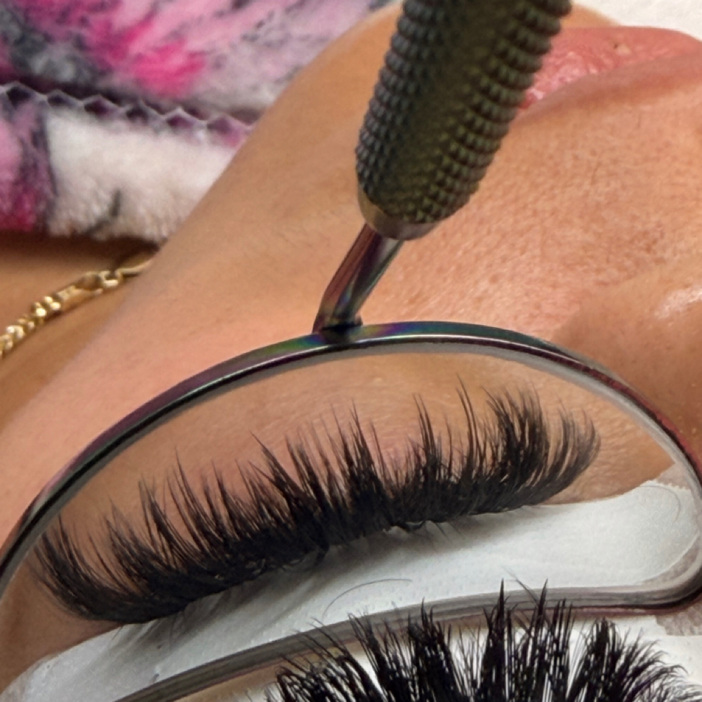 Glam Volume Set at Lash Out Lounge Eyelash Extensions + Lash Supplies Pearland, TX in Pearland, TX