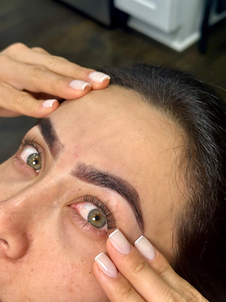 Depilación de cejas y henna at DariStudio in Dunwoody, GA
